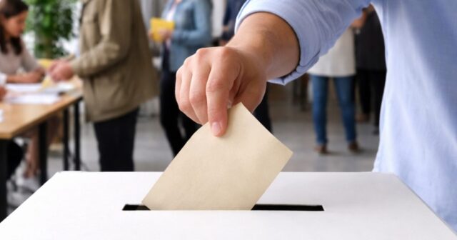 Seggi aperti dalle 7 per le amministrative, voto fino alle 15 Seggi aperti dalle 7 per le amministrative, voto fino alle 15