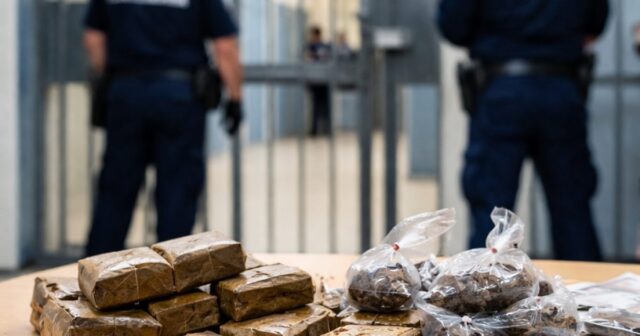 Doppio sequestro di hashish nel carcere di Castrogno: 300 grammi bloccati Doppio sequestro di hashish nel carcere di Castrogno: 300 grammi bloccati