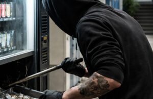 Furto al liceo Galilei di Pesaro: identificato il sospettato grazie a un tatuaggio Furto al liceo Galilei di Pesaro: identificato il sospettato grazie a un tatuaggio