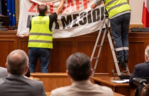 Il Comune rimuove lo striscione contro il gemellaggio con Rishon LeZion Il Comune rimuove lo striscione contro il gemellaggio con Rishon LeZion
