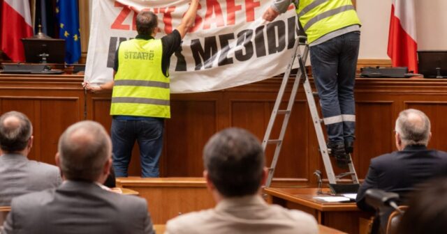 Il Comune rimuove lo striscione contro il gemellaggio con Rishon LeZion
