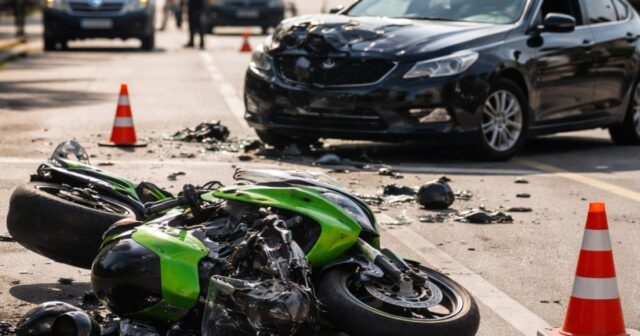 Incidente tra auto e moto a Roseto: due feriti e traffico in tilt Incidente tra auto e moto a Roseto: due feriti e traffico in tilt