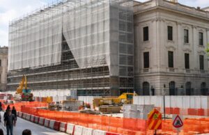 Le dimensioni del cantiere della Prefettura sollevano polemiche in città Le dimensioni del cantiere della Prefettura sollevano polemiche in città