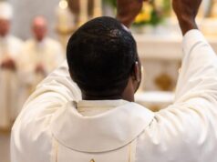 Michael Ejie diventa sacerdote e celebra la sua prima messa Michael Ejie diventa sacerdote e celebra la sua prima messa