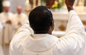 Michael Ejie diventa sacerdote e celebra la sua prima messa Michael Ejie diventa sacerdote e celebra la sua prima messa