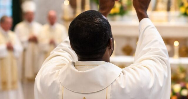 Michael Ejie diventa sacerdote e celebra la sua prima messa