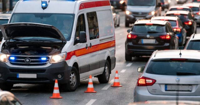 Traffico bloccato su via Po a causa di un'ambulanza in panne Traffico bloccato su via Po a causa di un'ambulanza in panne
