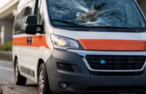 Ambulanza del 118 colpita da sassi a Campli: ferito l’autista Ambulanza del 118 colpita da sassi a Campli: ferito l'autista