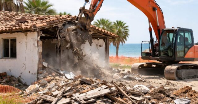 Demolita la casetta degli anziani a Giulianova, avviata la bonifica dell'area Demolita la casetta degli anziani a Giulianova, avviata la bonifica dell'area