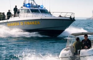 Due denunciati dalla Guardia di Finanza per resistenza a pubblico ufficiale durante inseguimento in mare Due denunciati dalla Guardia di Finanza per resistenza a pubblico ufficiale durante inseguimento in mare