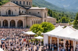 Festa del Pellegrino: migliaia di fedeli al Santuario di San Gabriele con una mostra su Ligabue, Scipione e Zavattini Festa del Pellegrino: migliaia di fedeli al Santuario di San Gabriele con una mostra su Ligabue, Scipione e Zavattini
