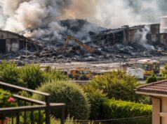 Persistono fumo e cattivo odore dopo l’incendio alla Lazzaroni: la protesta dei residenti Persistono fumo e cattivo odore dopo l'incendio alla Lazzaroni: la protesta dei residenti