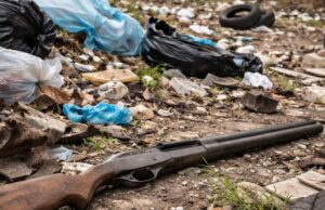 Discarica abusiva in Via delle Recluse: rinvenuti resti di un fucile Discarica abusiva in Via delle Recluse: rinvenuti resti di un fucile