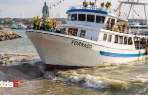 Giulianova, il Tornado si incaglia durante la processione mariana Giulianova, il Tornado si incaglia durante la processione mariana