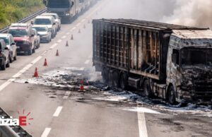 Incendio di un camion sull’A14, carreggiata Nord ancora chiusa Incendio di un camion sull'A14, carreggiata Nord ancora chiusa