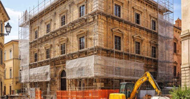 Inizio dei lavori di restauro per un palazzo nel centro storico di Teramo Inizio dei lavori di restauro per un palazzo nel centro storico di Teramo