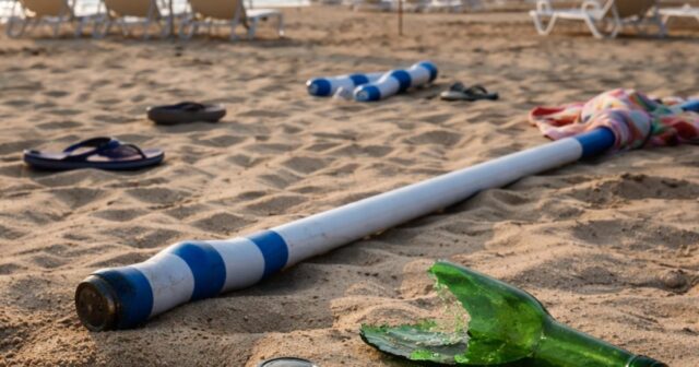 Tre giovani aggrediscono un bagnante sulla spiaggia di Punta Penna