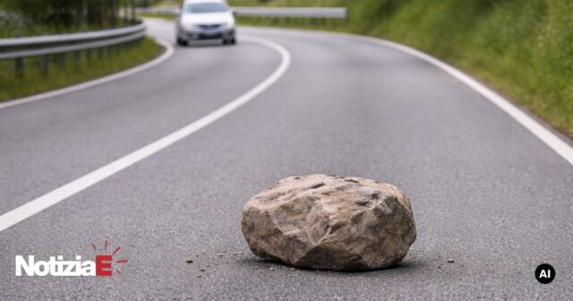 Allerta per un sasso sulla strada Teramo-Campli