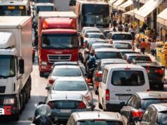Caos a Piazzale San Francesco: traffico bloccato e commercianti in difficoltà Caos a Piazzale San Francesco: traffico bloccato e commercianti in difficoltà