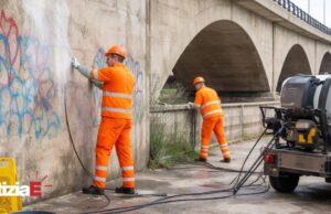 Ripulito il ponte San Ferdinando a Teramo dalle scritte vandaliche Ripulito il ponte San Ferdinando a Teramo dalle scritte vandaliche